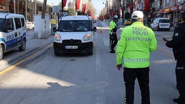 Kısıtlamada dışarı çıkanlar polise takıldı