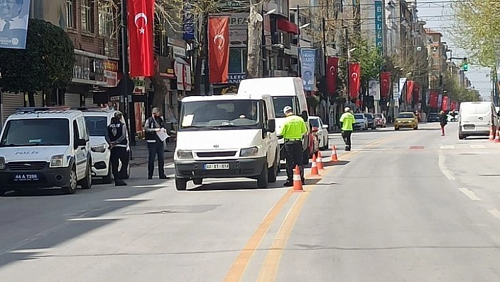 Kısıtlamada dışarı çıkanlar polise yakalandı