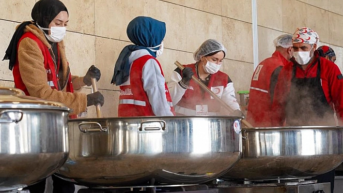 Kızılay, Depremzedeleri Yalnız Bırakmıyor