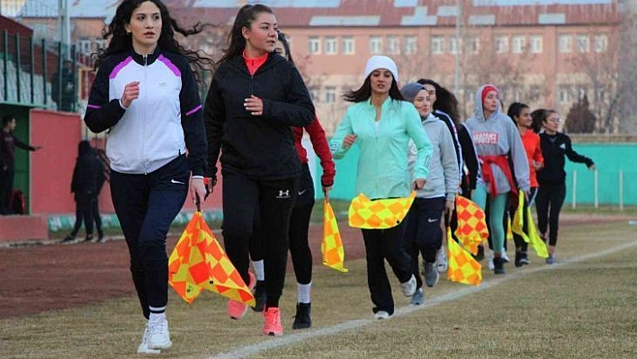 Kızlar futbol hakemi olmak için büyük çaba sarf ediyor