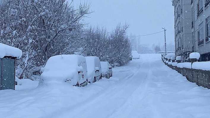 Komşu ilde Kar, bir ilçenin tüm köy yollarını ulaşıma kapattı