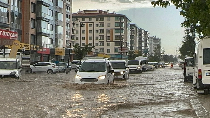 Komşu ilde sağanak yağış hayatı felç etti