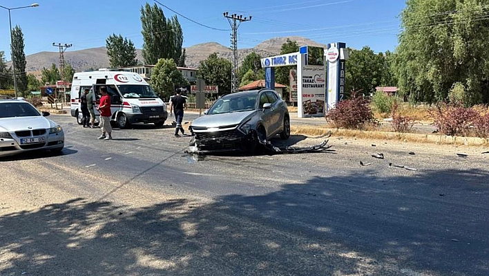 Komşuda 2 Otomobil Çarpıştı: 3 Kişi Yaralandı!