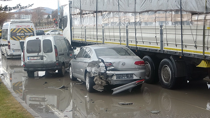 Kontrolden Çıkan Araç, Önce Otomobile Sonra Öğrenci Servisine Çarptı