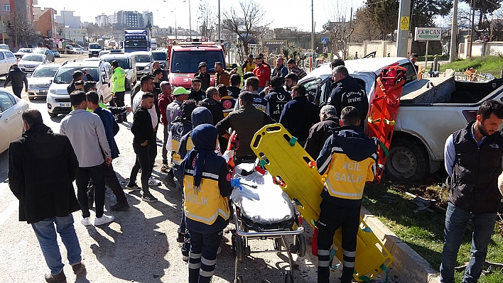 Kontrolden Çıkan Kamyonet Refüje Çıktı: 3 Yaralı