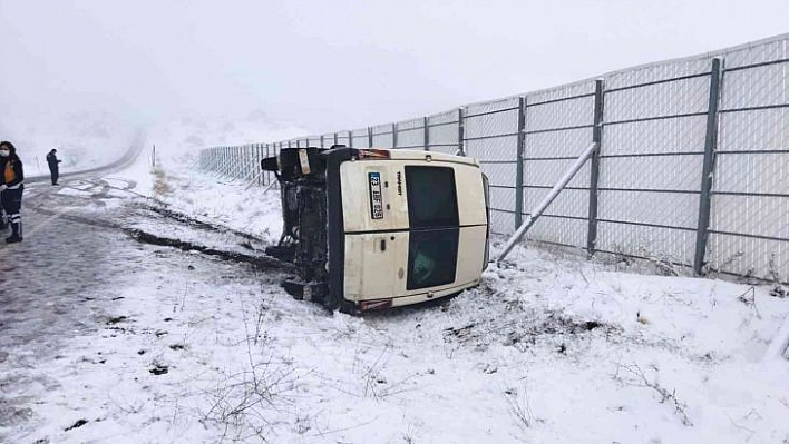 Kontrolden çıkan minibüs devrildi: 14 yaralı