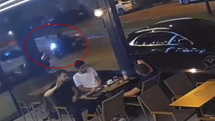 Kontrolden çıkan motosiklet sürücüsü savruldu