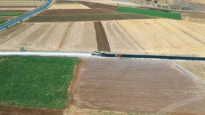 Kovancılar İlçesi Köy Yollarında (BSK) Bitümlü Sıcak Kaplama Dökümü Tamamlandı