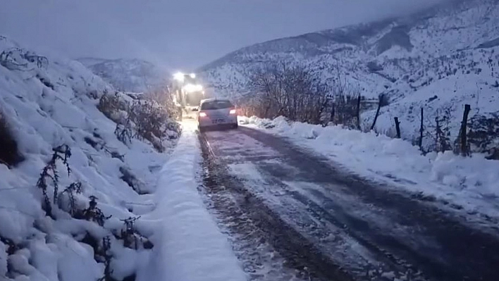 Köy yolunda mahsur kalan vatandaş kurtarıldı