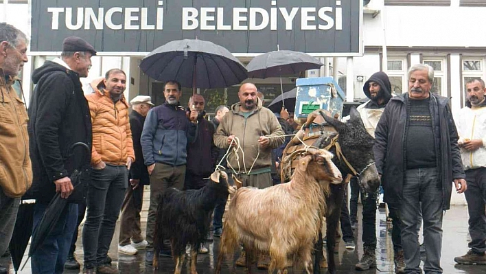 Köylüler belediye önüne eşek, keçi ve arılar ile gelip tepki gösterdi