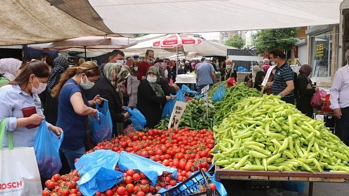 Kurulan semt pazarı esnafın da tüketicinin de yüzünü güldürdü