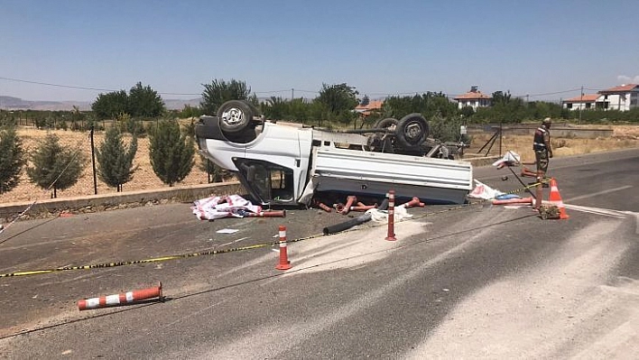 Lastiği patlayan kamyonet bariyerlere çarpıp ters döndü: 1 ölü, 2 yaralı