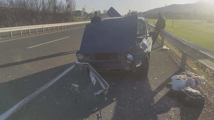 Lastiği Patlayan Otomobil Bariyerlere Çarptı