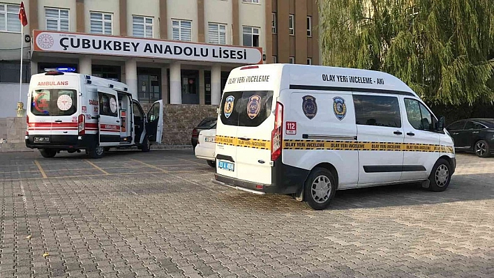 Lisede çalışan hizmetli odasında ölü bulundu