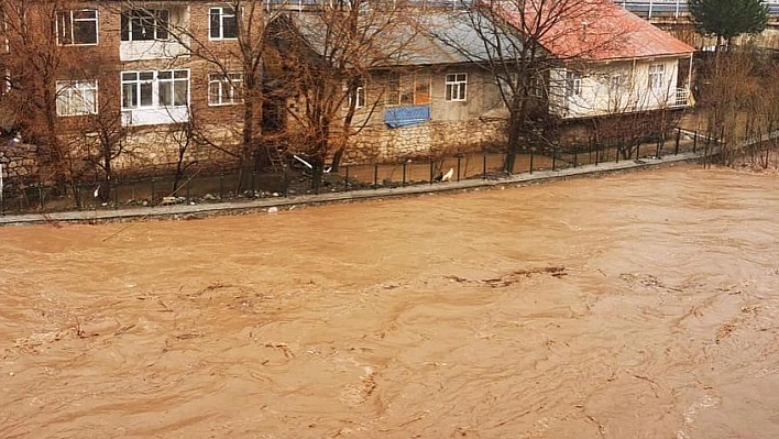 Maden ilçesindeki köprü ulaşıma kapatıldı