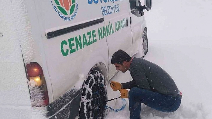 Malatya Büyükşehir mezarlıklar müdürlüğünün zorlu kar mesaisi