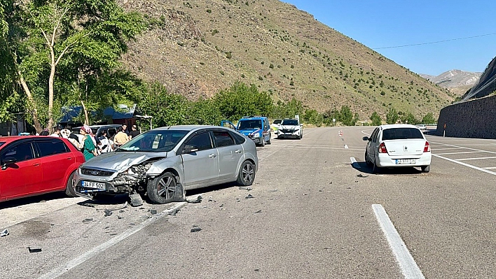 Malatya'da 2 otomobil çarpıştı