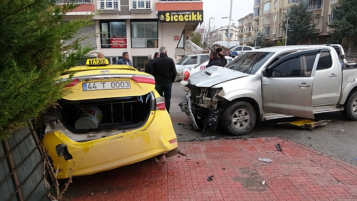 Malatya'da 3 Aracın Karıştığı Kazada 1 Kişi Yaralandı