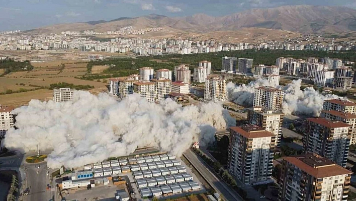 Malatya'da 350 dairenin bulunduğu 7 blok patlayıcı ile yıkıldı