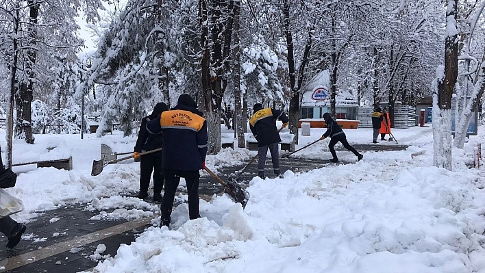 Malatya'da 530 kırsal mahallenin yolu kardan kapandı