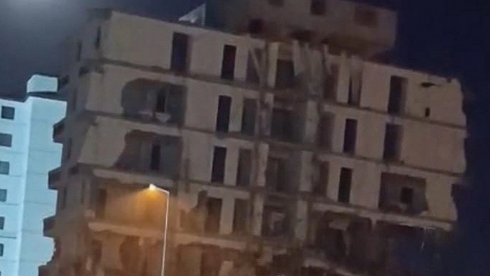 Malatya'da ağır hasarlı 7 katlı bina saniyeler içerisinde yerle bir oldu
