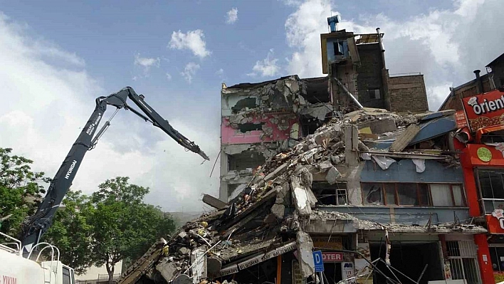 Malatya'da ağır hasarlı binaların yıkımı devam ediyor