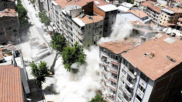 Malatya'da ağır hasarlı binaların yıkımına hız verildi