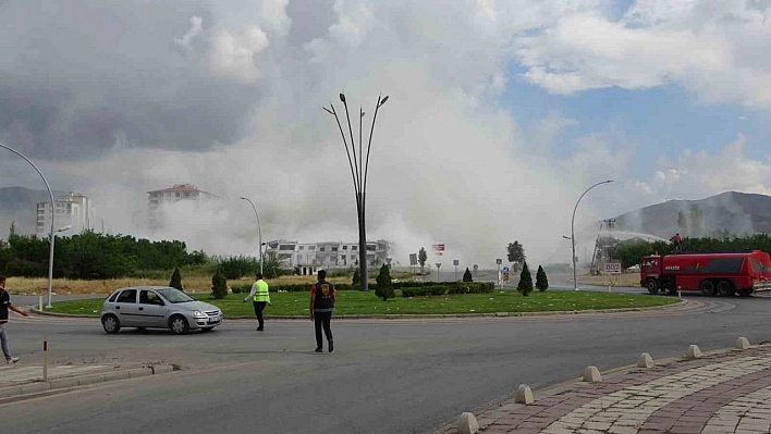 Malatya'da ağır hasarlı binaların yıkımları patlayıcı ile yapılıyor