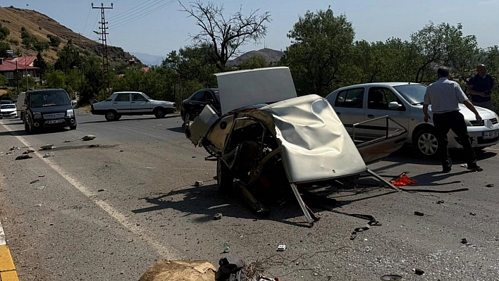 Malatya'da aydınlatma direğine çarpan Tofaş ikiye bölündü