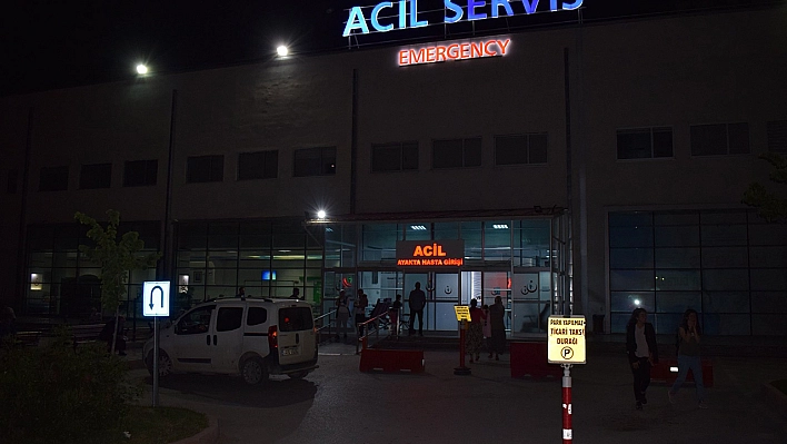 Malatya'da ayırmak istediği kavgada bıçaklandı