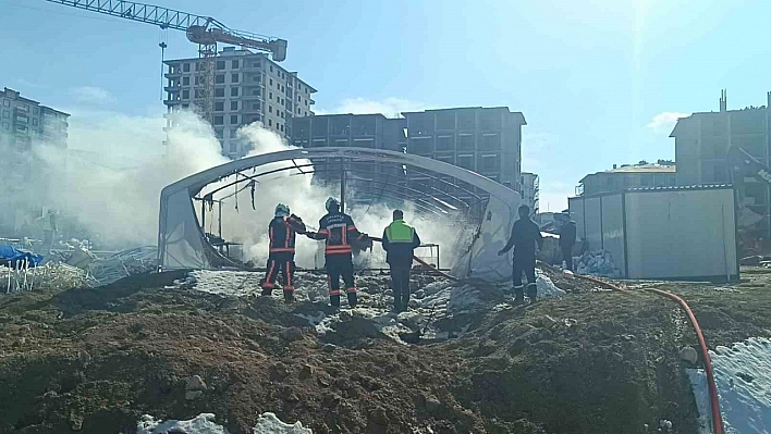 Malatya'da çadır depo yangınında maddi hasar meydana geldi