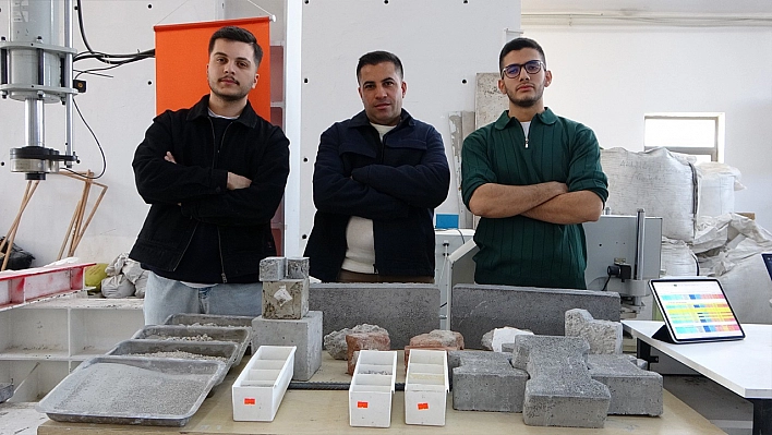 Malatya'da deprem enkazı yola dönüşüyor