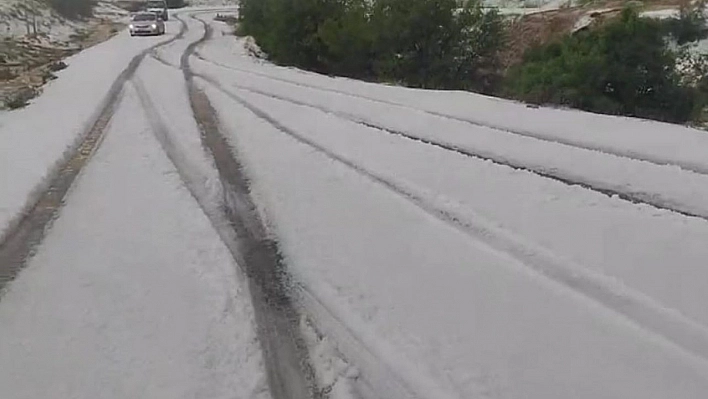 Malatya'da dolu yolları kapattı, çok sayıda araç yolda kaldı