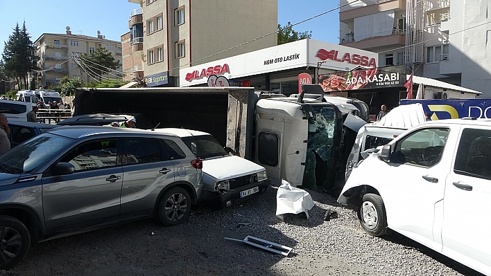 Malatya'da freni patlayan kamyon devrildi: 15 araç zarar gördü, 5 yaralı