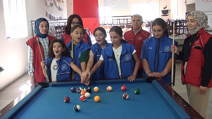Malatya'da genç kızlardan bilardo kursuna yoğun ilgi