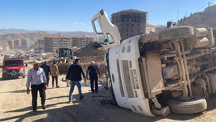 Malatya'da hafriyat kamyonu devrildi: 1 yaralı