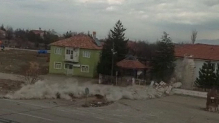 Malatya'da hasarlı caminin minaresi kontrollü yıkıldı