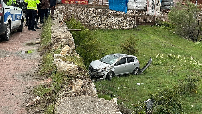 Malatya'da İstinat duvarına çarpan araç bahçeye uçtu: 2 yaralı