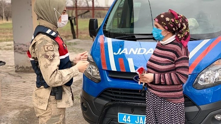 Malatya'da Jandarma görevlileri, şiddet mağduru kadınları unutmadı