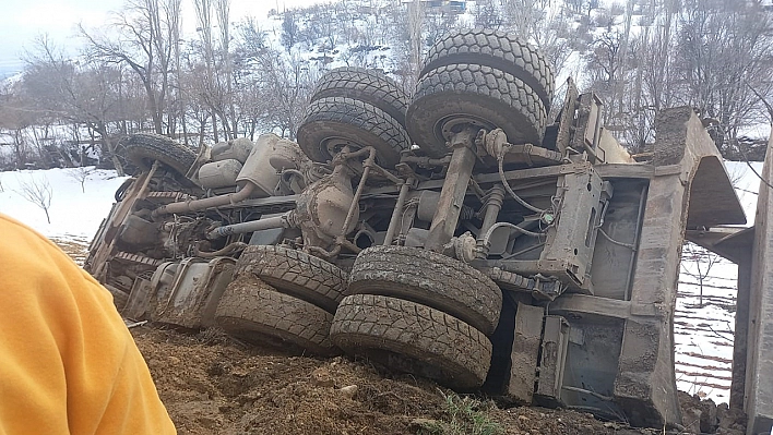 Malatya'da kamyon şarampole devrildi: 1 yaralı