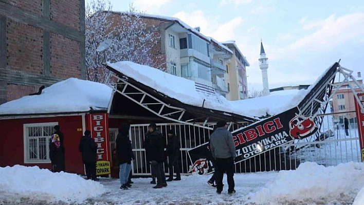 Malatya'da kar nedeniyle oto parkın çatısı çöktü