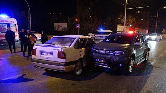 Malatya'da kavşakta kaza: 3 yaralı, sürücü aracı bırakıp kaçtı