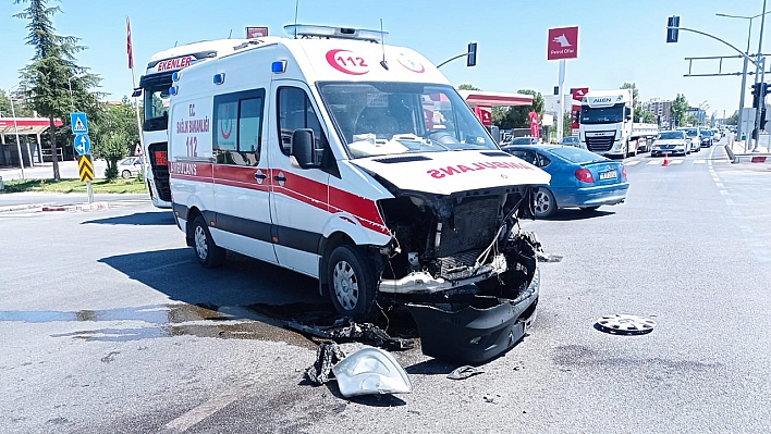 Malatya'da kaza ihbarına giden ambulans kaza yaptı