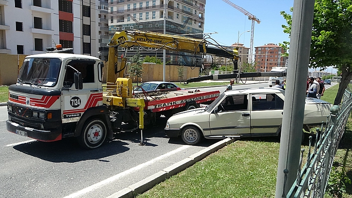 Malatya'da kaza: Kamyonun çarptığı otomobil refüje savruldu