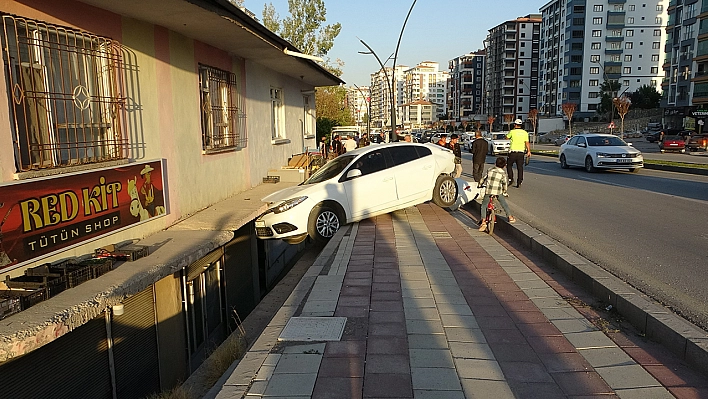 Malatya'da kontrolden çıkan araç balkona girdi: 3 yaralı