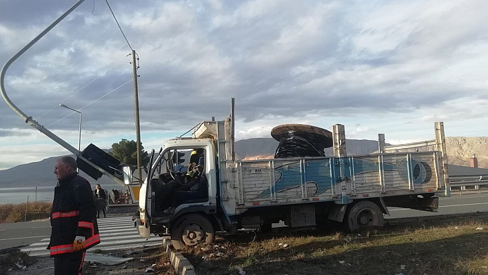 Malatya'da Kontrolden Çıkan Kamyon Refüje Çıktı 1 Yaralı