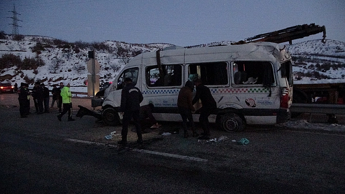 Malatya'da kontrolden çıkan minibüs kaza yaptı: 11 yaralı