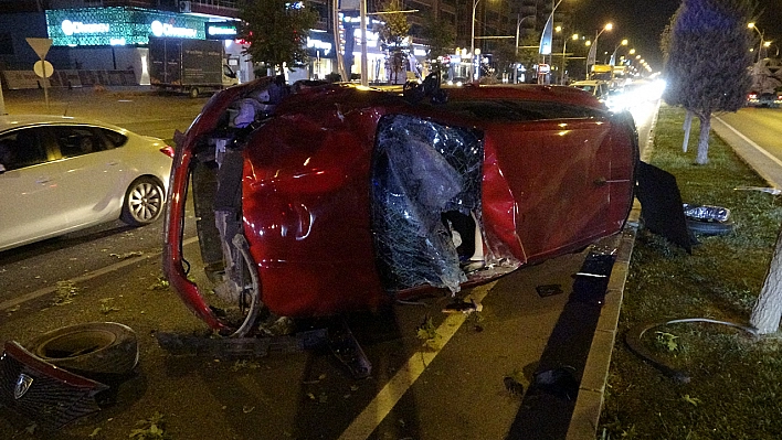Malatya'da kontrolden çıkan otomobil kazaya neden oldu