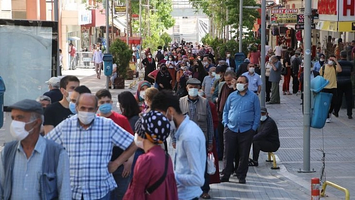 Malatya'da kontrollü normalleşmede metrelerce kuyruk oluştu