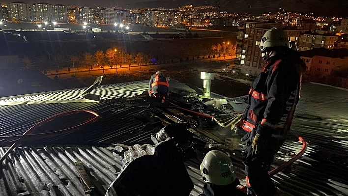 Malatya'da korkutan çatı yangını